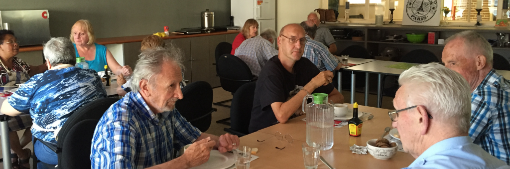 Samen aan tafel in Restaurant van het Aquinohuis, Bergeijk